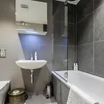 Quiet 2br Flat In Near Windermere Apartment *
