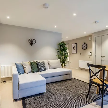 Quiet 2br Flat In Near Windermere