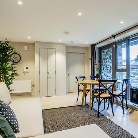 Quiet 2br Flat In Near Windermere *