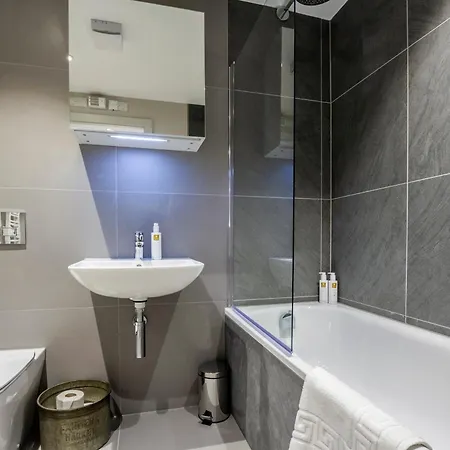 Quiet 2br Flat In Near Windermere Apartment *