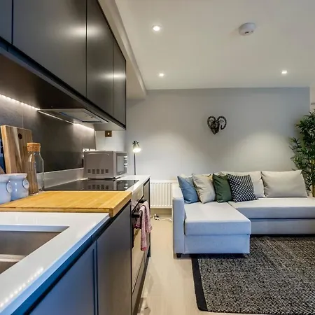Quiet 2br Flat In Near Windermere *